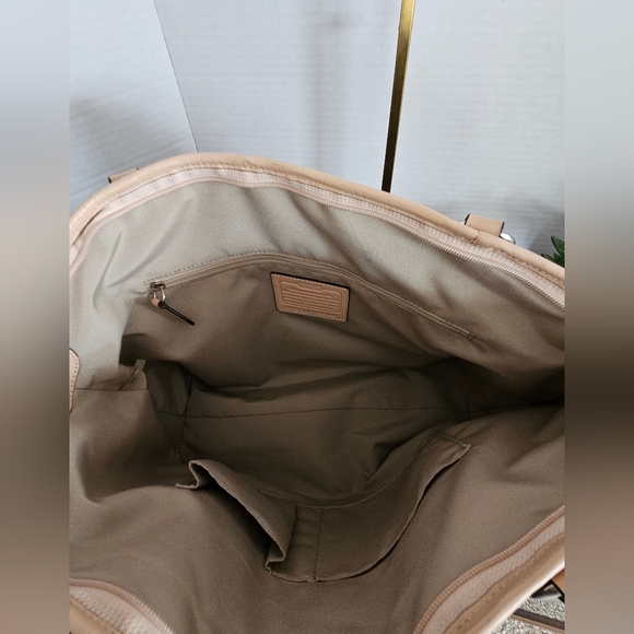 Coach Peyton Signature Embossed Patent Leather Pocket Tote F25188 - Picture 8 of 12